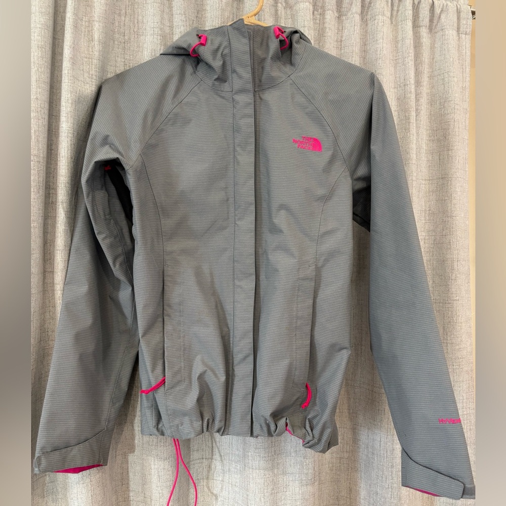 The North Face Jacket Women’s XS HyVent 2.5L Gray with hot pink trim. EUC
